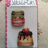 Lot de 2 boutons bois macarons et strawberry cake b400