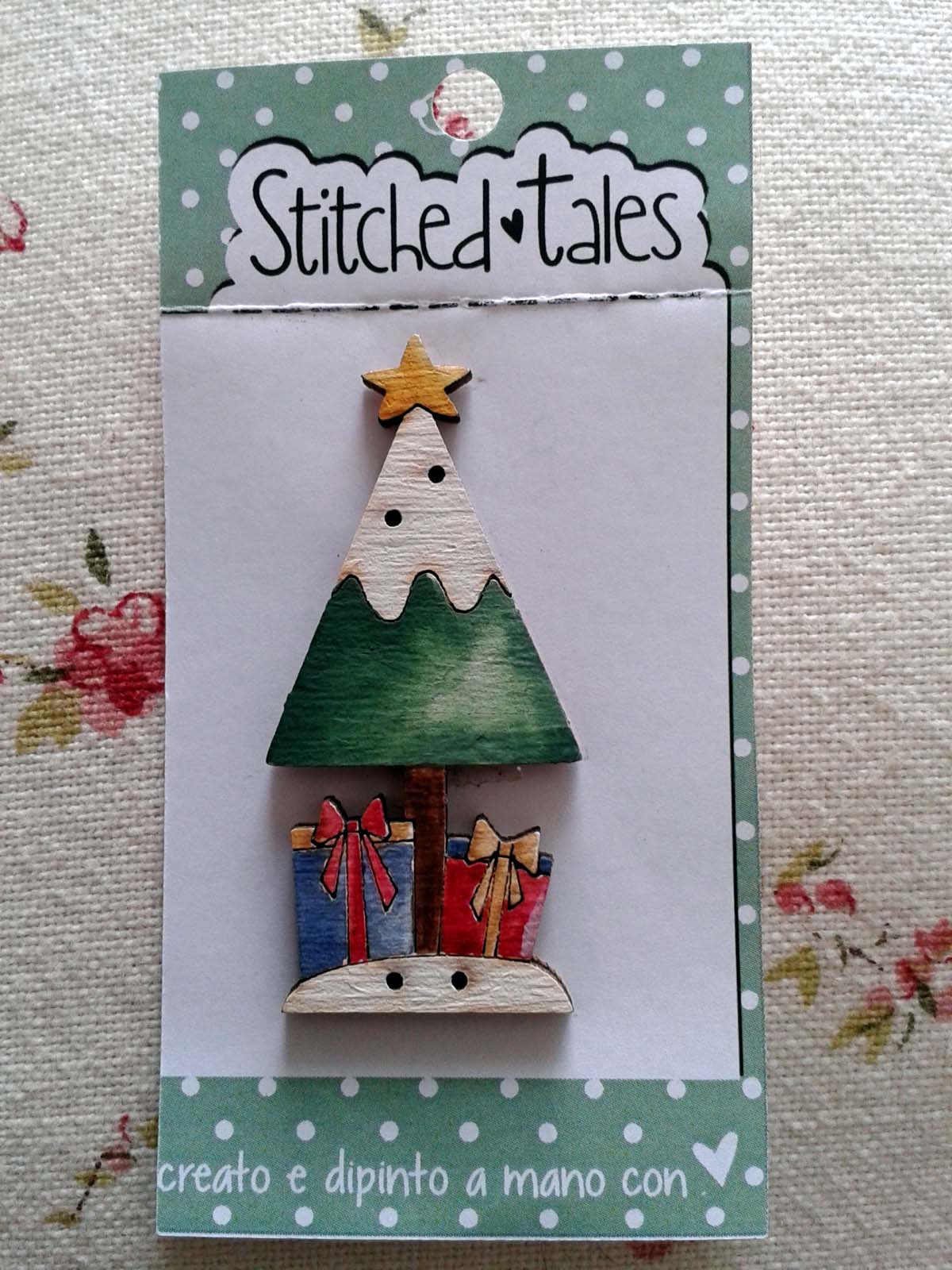 Sapin de noel avec des cadeaux b439 cadeaux bleu et rouge