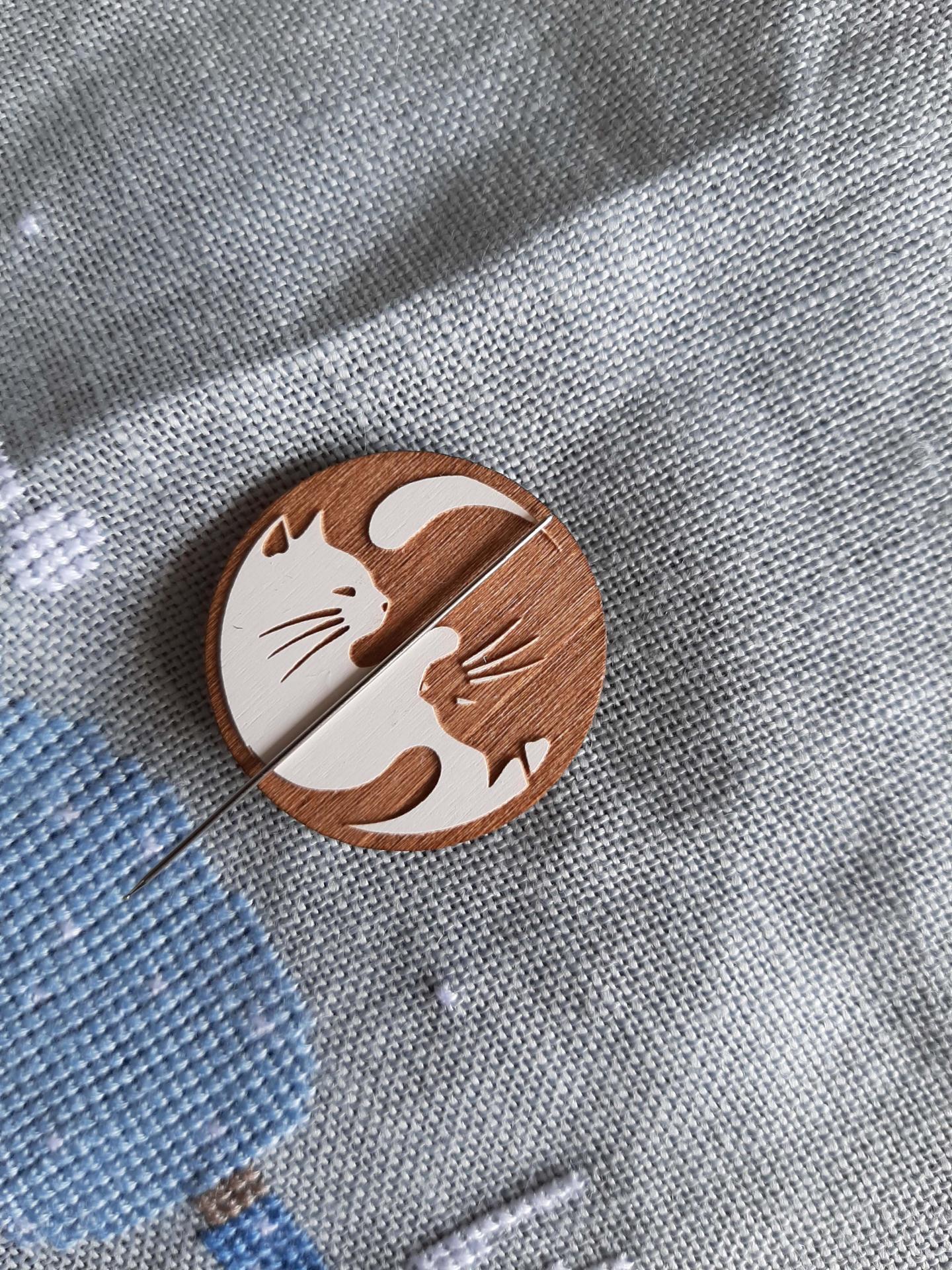 Aimant porte aiguilles yin yang chat blanc