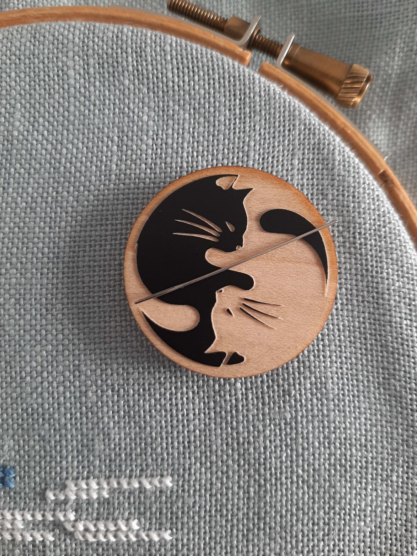 Aimant porte aiguilles yin yang chats