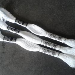 Fil à broder spécial DMC Art.107 N°25 coloris Blanc