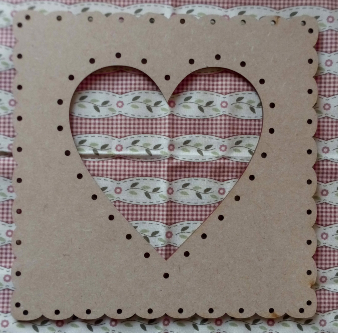 Cadre carre festonne int coeur mdf