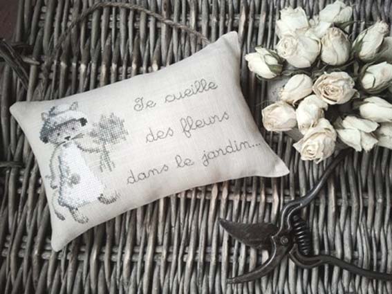 Chaton au bouquet de fleurs