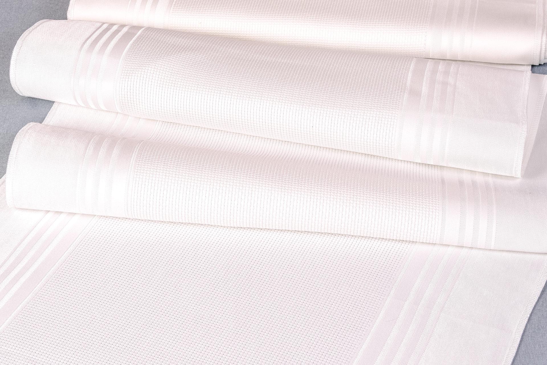 Chemin de table au metre en aida 5 points largeur 40 cm blanc hofer