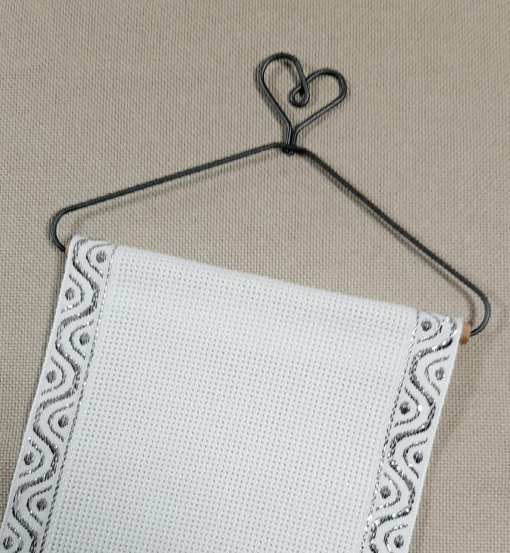 Cintre en bois et metal forme coeur 23cm1