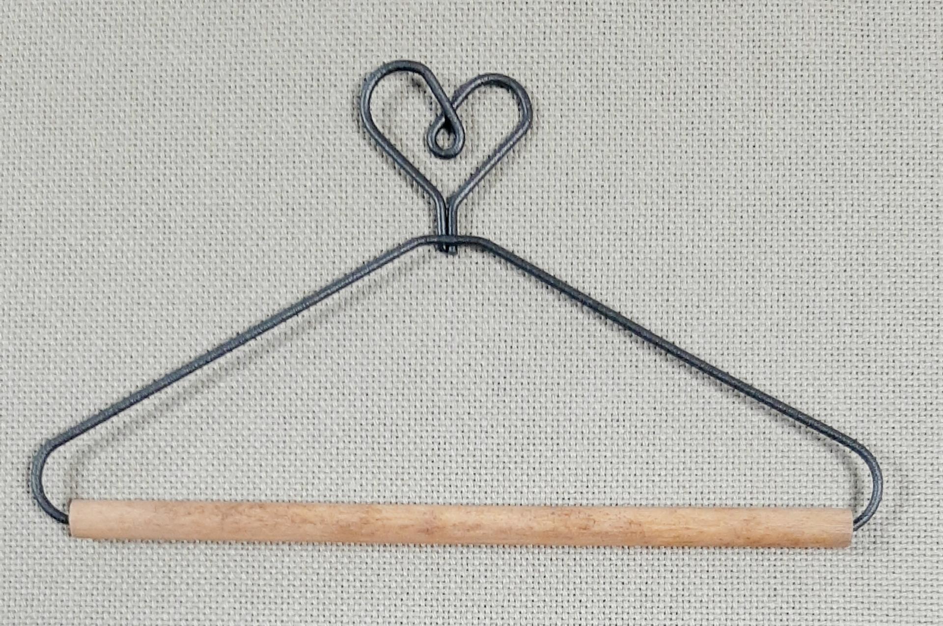 Cintre en bois et metal forme coeur 23cm2