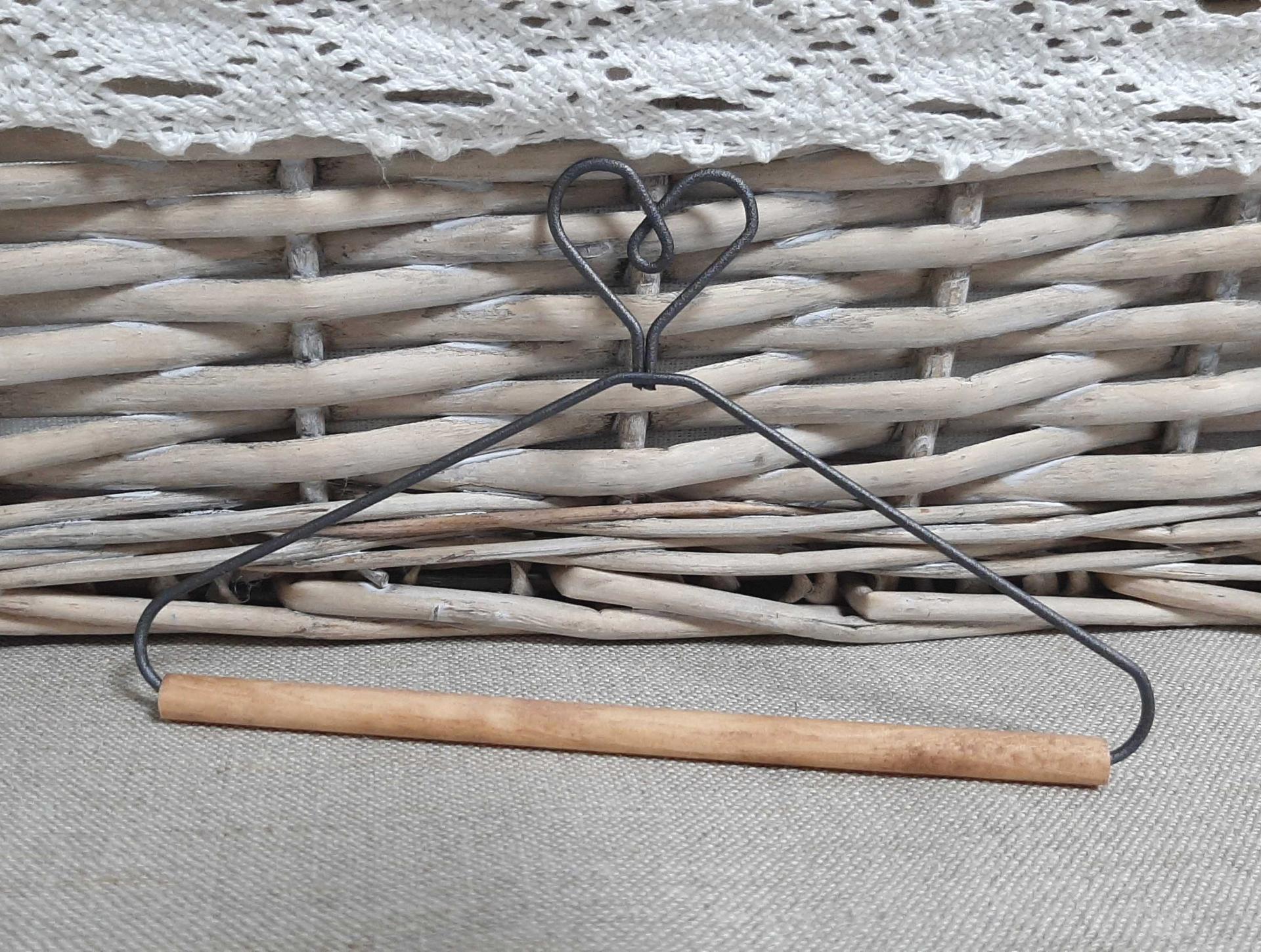 Cintre en metal bois coeur 12 5 cm