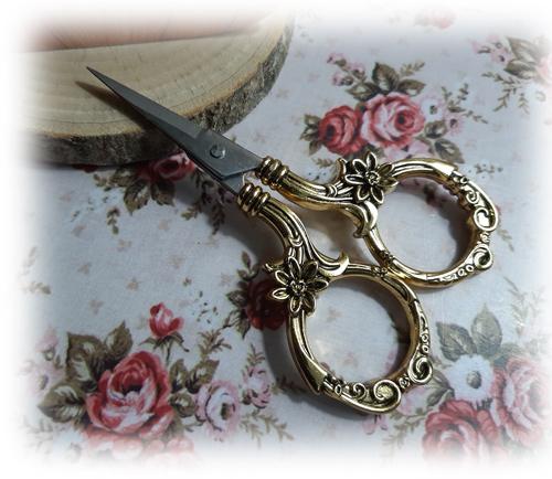 Ciseaux or broderie
