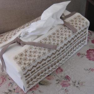 Fiche de broderie la boite a mouchoirs n 975 au fil de martine