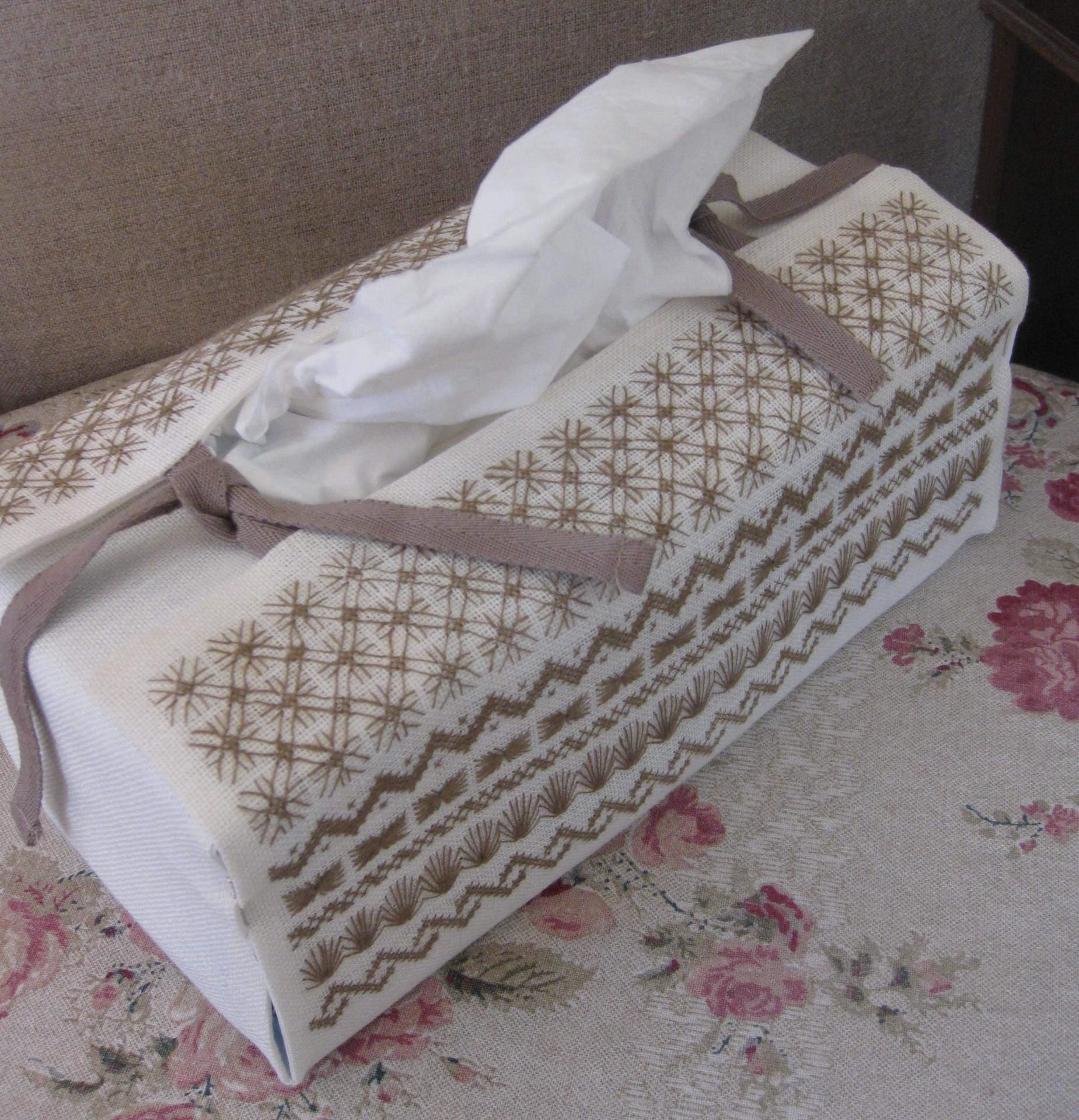 Fiche de broderie la boite a mouchoirs n 975 au fil de martine