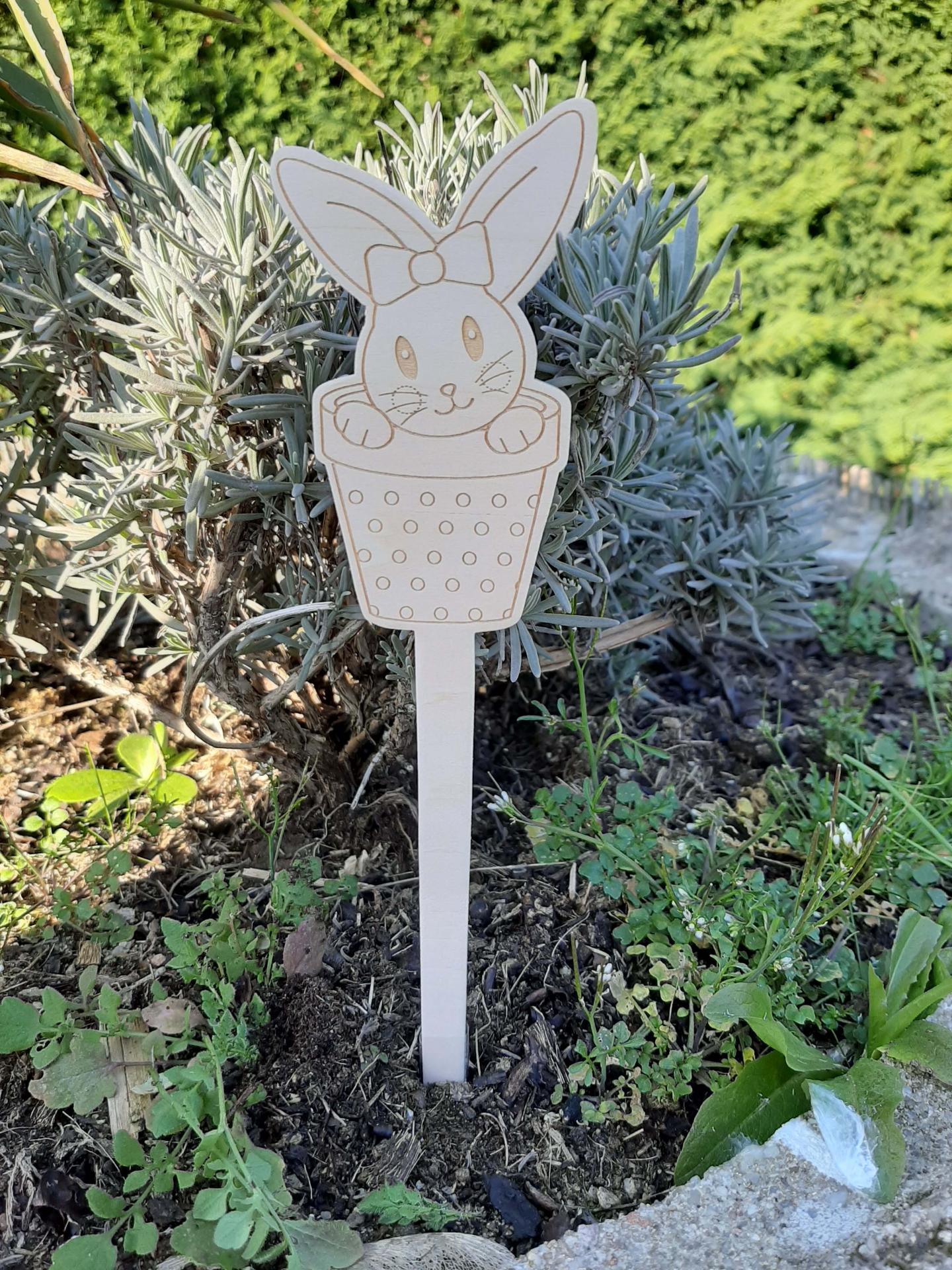 Pique lapin dans pot a pois en bois oreille droite pa064
