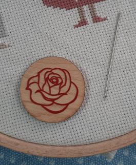 Porte aiguilles aimante rose rouge